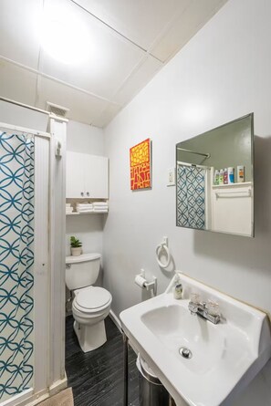Douche, sèche-cheveux, bidet, serviettes fournies