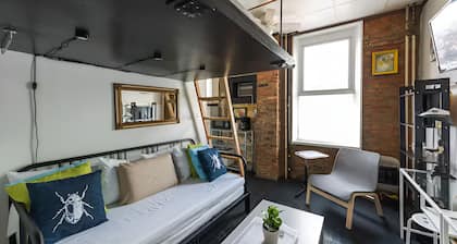 BUSSIN efficiency apartment in fab Fishtown Dog-Friendly, fast WiFi, AC, W/D