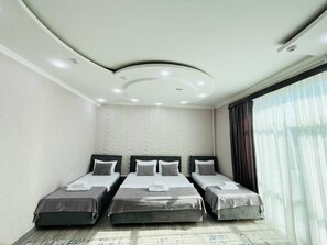 Quarto triplo standard | Quartos à prova de som, Wi-Fi de cortesia