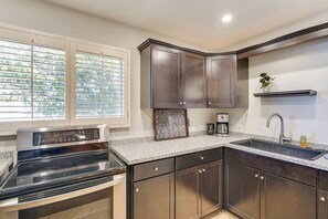 Fridge, microwave, oven, stovetop - Private Oro Valley Home w/ 130 Mi Bike Path Nearby (Tucson)