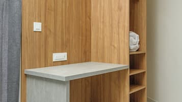 1 habitación, caja de seguridad en la habitación y escritorio