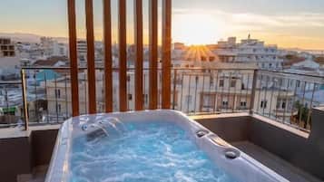 Indoor spa tub