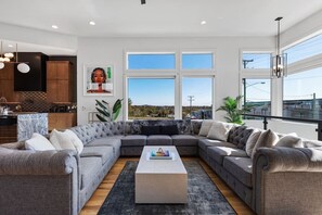 Télévision, cheminée, chaîne hi-fi, espaces bureaux