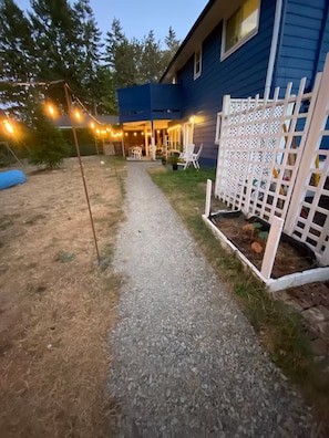 Terrace/patio - Cowichan Bay Private Entrance 1-Bdrm Suite Quiet (Cowichan Bay)