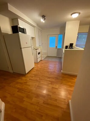 Private kitchen - Cowichan Bay Private Entrance 1-Bdrm Suite Quiet (Cowichan Bay)