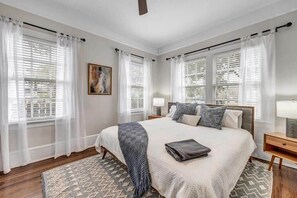 2 bedrooms, iron/ironing board, WiFi, bed sheets - Historic SidexSide Apt-Blocks from Shoppes of Avon (Jacksonville)