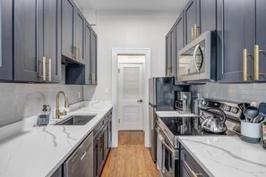 Fridge, microwave, oven, stovetop - Historic SidexSide Apt-Blocks from Shoppes of Avon (Jacksonville)