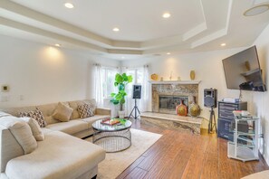 Télévision, cheminée, baby-foot, table de tennis de table