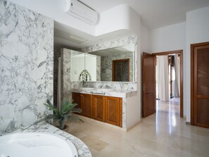 Regadera, secadora de cabello, toallas, shampoo 