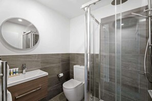 Dusche, Haartrockner, Handtücher