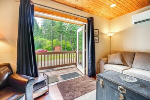 Living area - Cle Elum Cabin on the Yakima River! (Cle Elum)