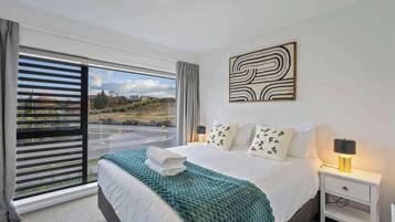 2 bedrooms, desk, iron/ironing board, WiFi