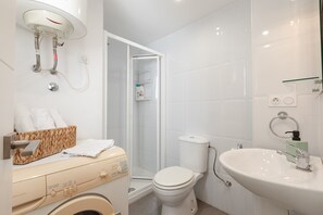 Een douche, handdoeken