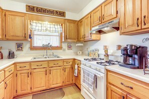 Fridge, microwave, oven, coffee/tea maker