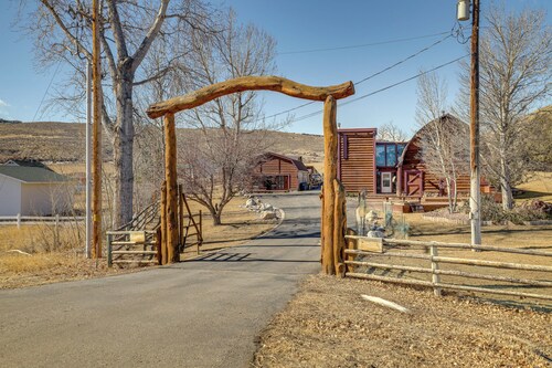2 Mi to Main Street: Mtn-View Escape in Lander!