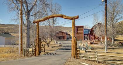 2 Mi to Main Street: Mtn-View Escape in Lander!