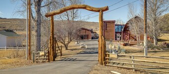 2 Mi to Main Street: Mtn-View Escape in Lander!