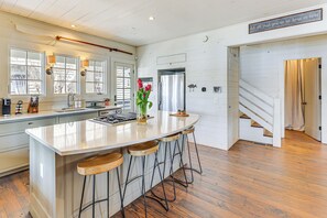 Réfrigérateur, micro-ondes, plaque de cuisson, lave-vaisselle