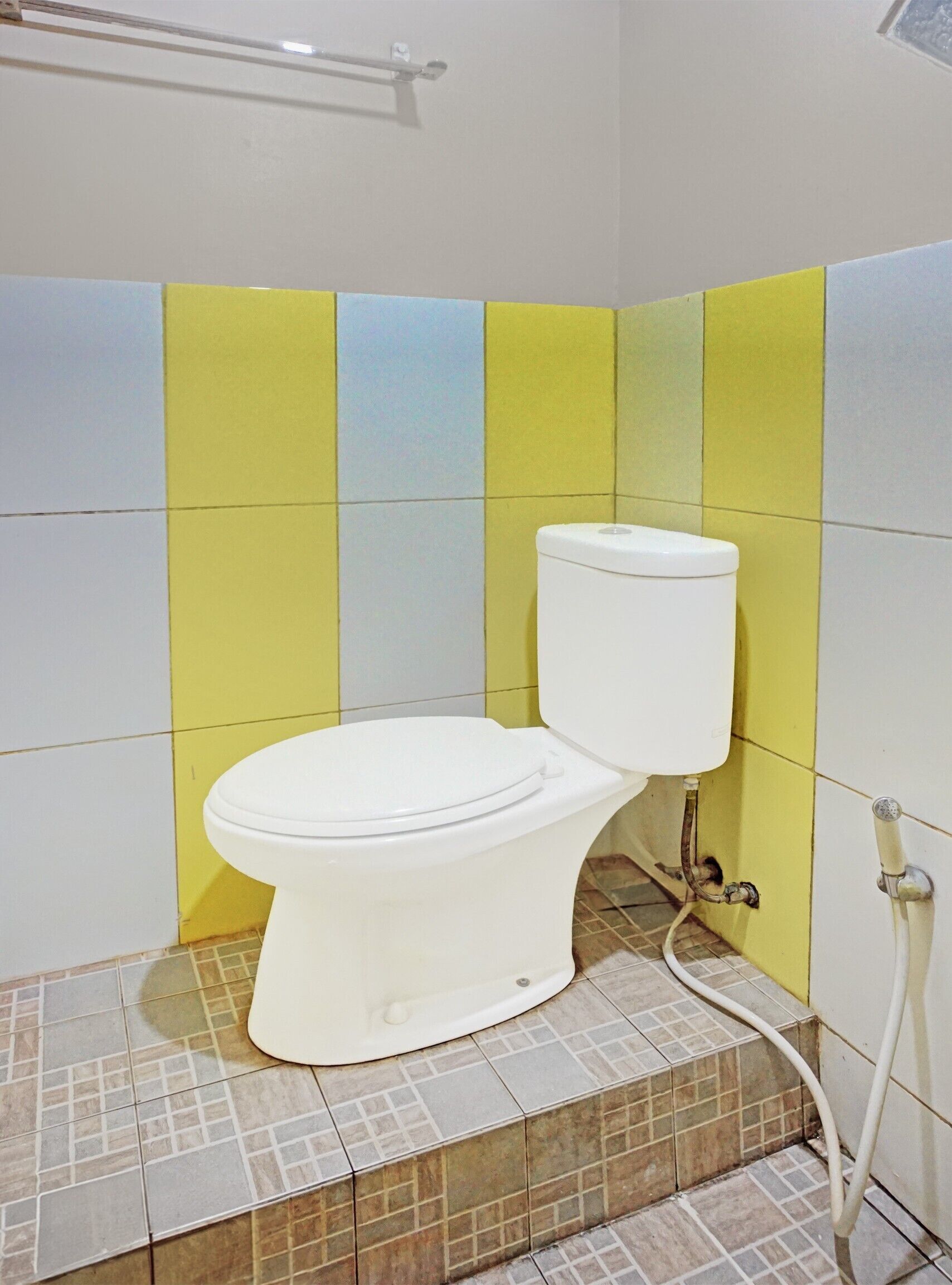 Shower, free toiletries, bidet, towels