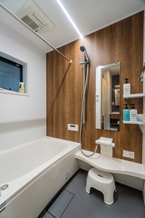 Quarto casal standard, para não fumantes | Banheiro | Banheira e chuveiro separados, secador de cabelo, chinelos 