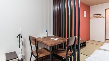 Standard Double Room, Non Smoking | Dining room