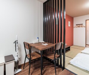 Quarto casal standard, para não fumantes | Sala de jantar