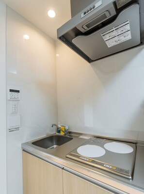 Standard Double Room, Non Smoking | Private kitchen | Fridge, microwave, stovetop, electric kettle - HANASTAY SONO (Osaka)