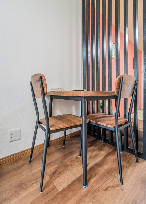 Superior Double Room, Non Smoking | In-room dining