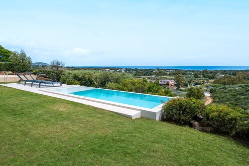 Villa 'Domo La Vela' with Sea View, Wi-Fi and Air Conditioning