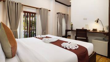 Hypo-allergenic bedding, minibar, in-room safe, free WiFi