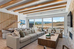 Televisie, een open haard en een kantoor