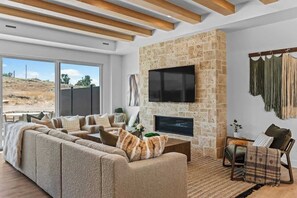 Televisie, een open haard en een kantoor