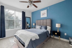 1 chambre, bureau, fer et planche à repasser, lit de bébé portatif