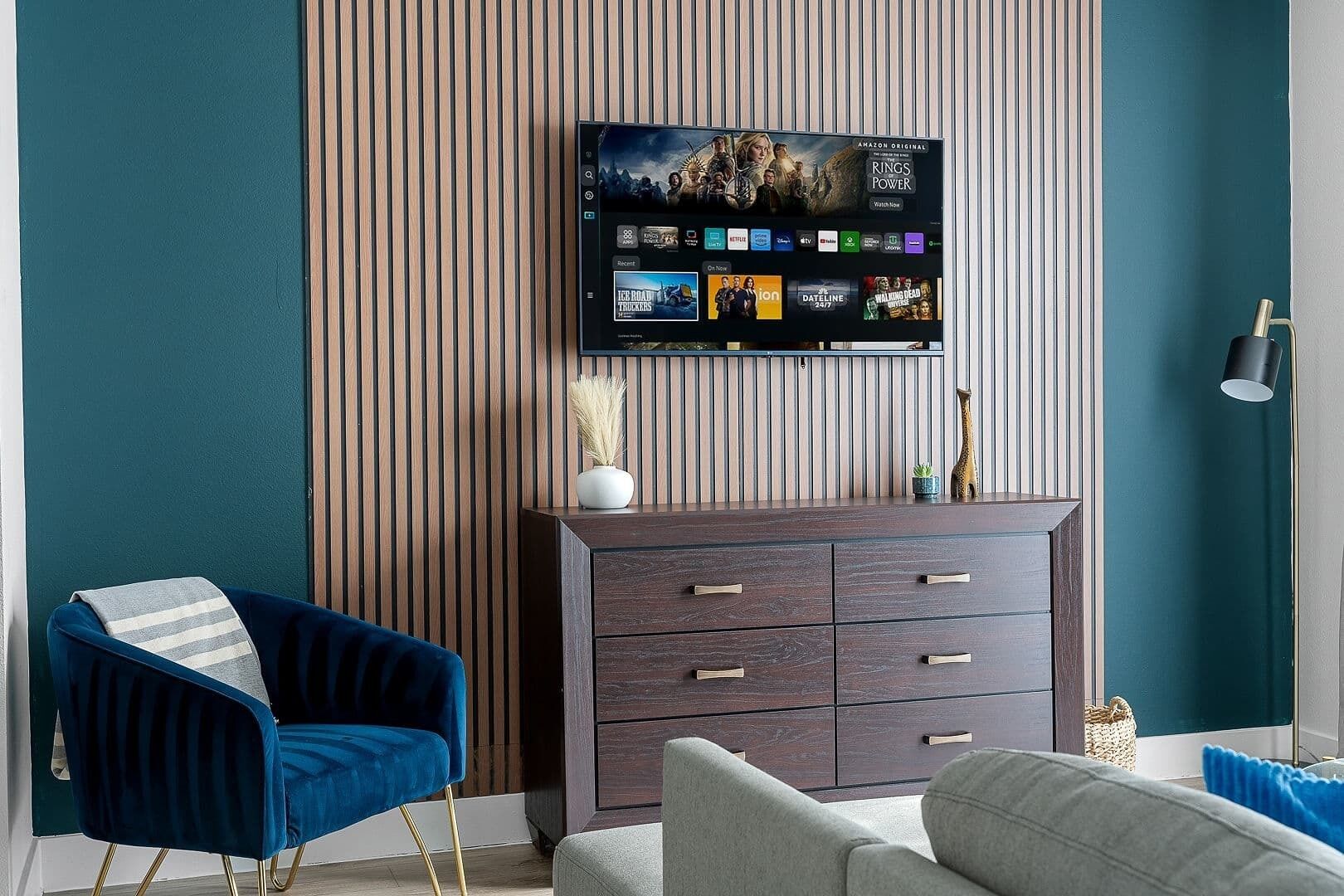 Una televisión, una oficina