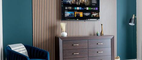 Una televisión, una oficina