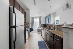 Jääkaappi, mikroaaltouuni, uuni, liesi