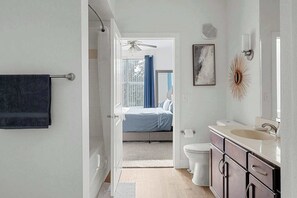 Regadera, secadora de cabello, toallas 