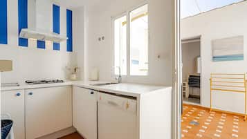 Réfrigérateur, micro-ondes, plaque de cuisson, lave-vaisselle