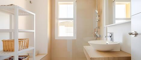 Shower, hair dryer, towels