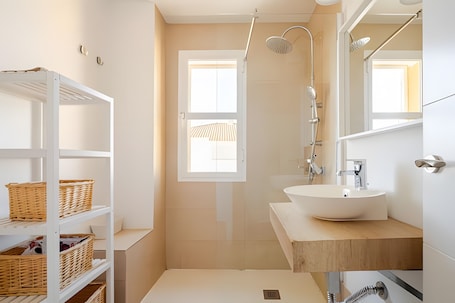 Shower, hair dryer, towels. Holiday Home '1st Line Beach, 3 Bedrooms Islantilla' with Private Garden