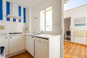 Fridge, microwave, stovetop, dishwasher - Holiday Home '1st Line Beach, 3 Bedrooms Islantilla' with Private Garden (Isla Cristina)