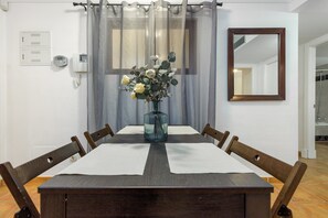 Dining - Apartment 'Paraiso Del Sol Golf y piscina' with Shared Pool, Wi-Fi and Air Conditioning (Benahavís)