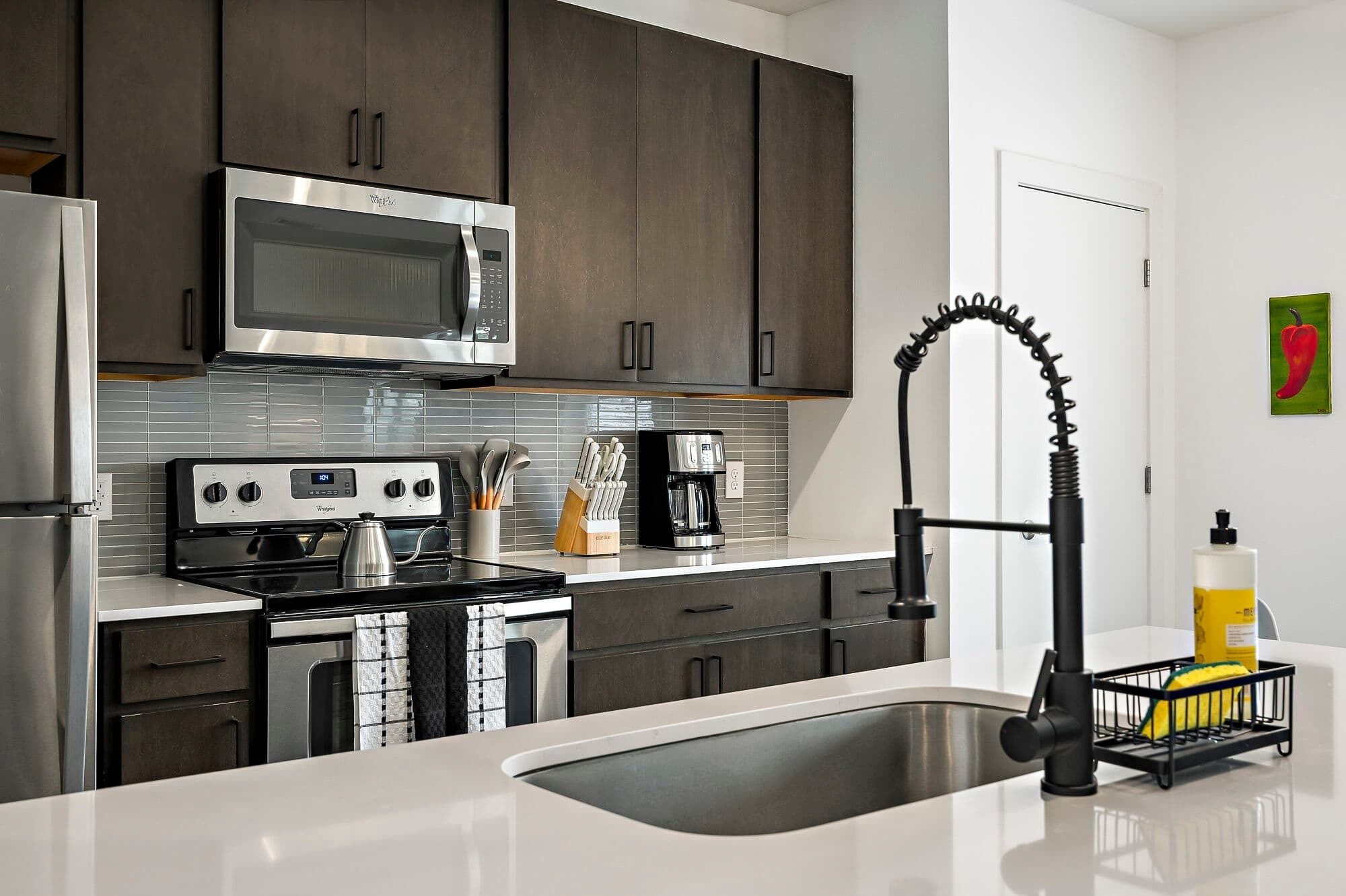 Køleskab, mikrobølgeovn, ovn, kogeplade