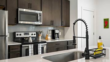 Køleskab, mikrobølgeovn, ovn, kogeplade