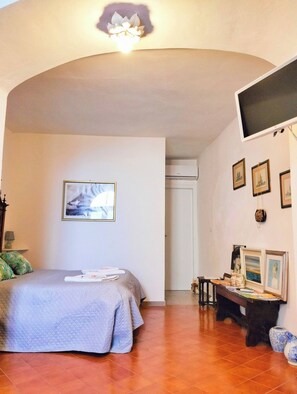 1 dormitorio, tabla de planchar con plancha, Internet y ropa de cama