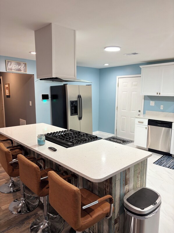 Fridge, microwave, oven, stovetop - Charming 3-bedroom house with WiFi and AC in the fabulous Memphis. (Memphis)