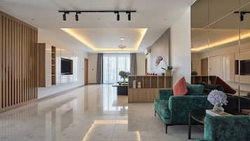 Kolmen hengen superior-huone, kaupunkinäköala | Oleskelualue