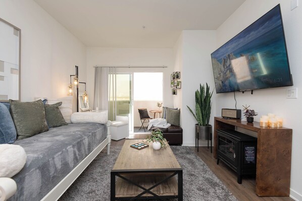 Deluxe Apartment | Living area | TV - Hollywood Apartment Near Walk of Fame (Los Angeles)