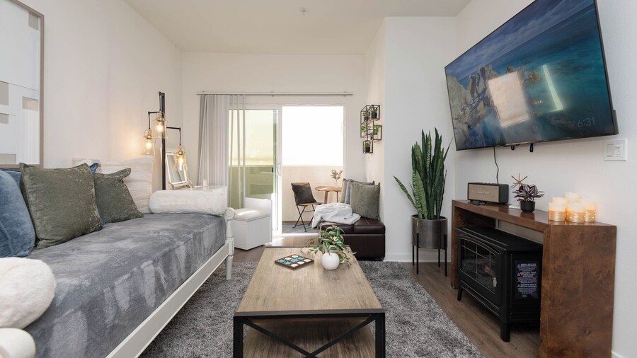 Hollywood Apartment Near Walk of Fame