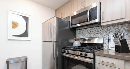 Hollywood Apartment Near Walk of Fame
